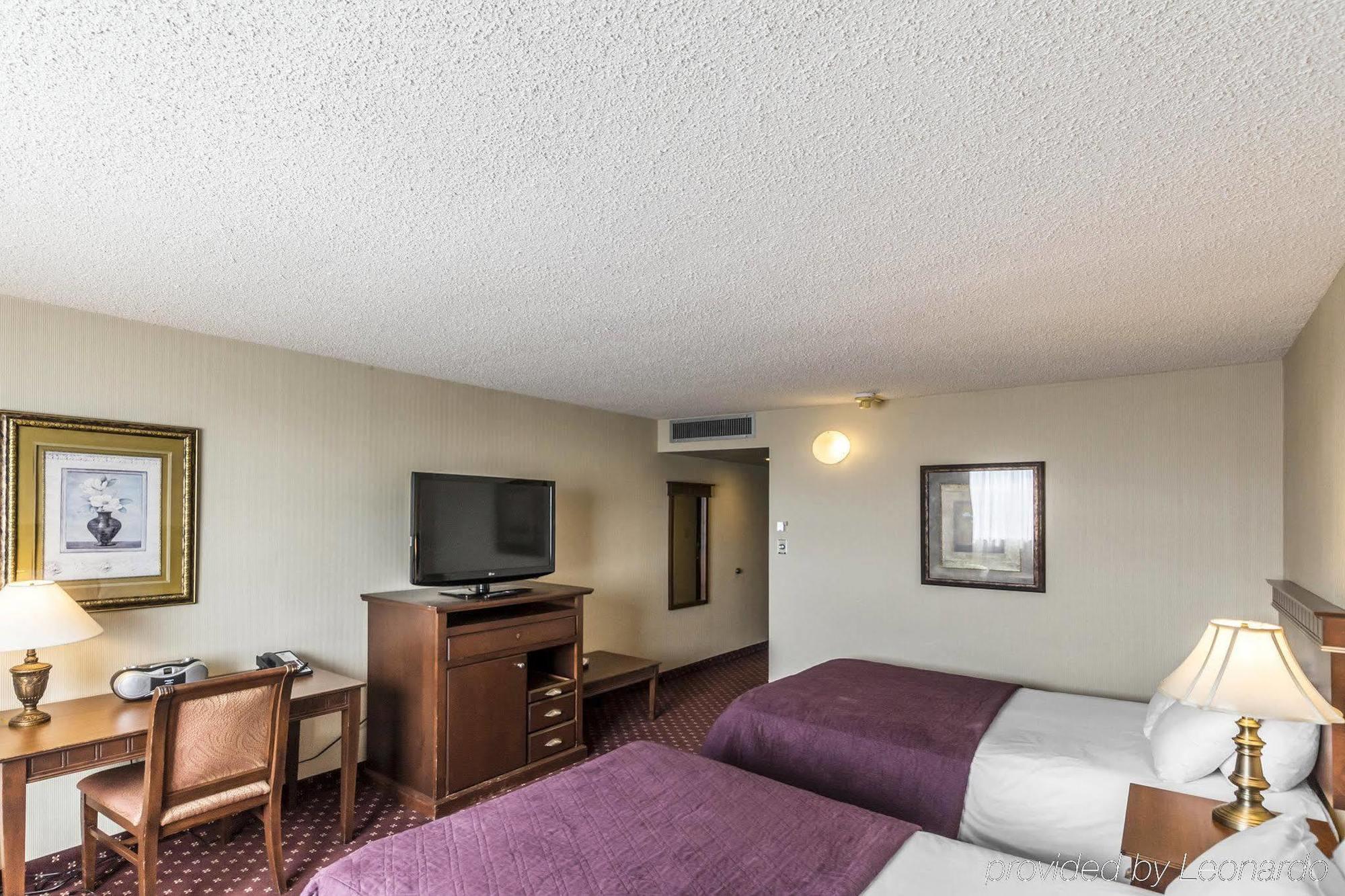 Travelodge By Wyndham & Convention Centre Hotel